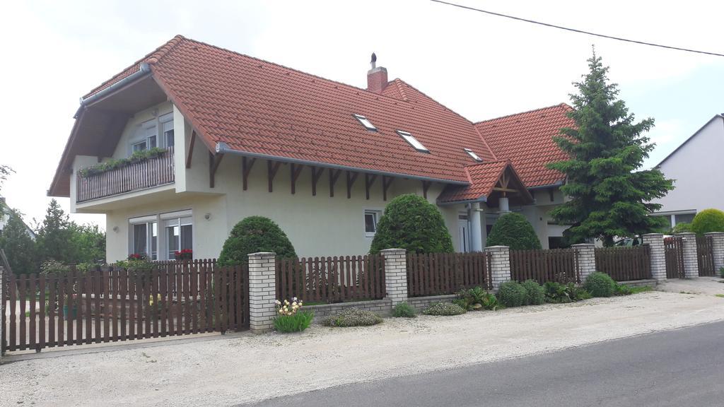 Szaloky Apartmanhaz เจเนชดิแอช ภายนอก รูปภาพ